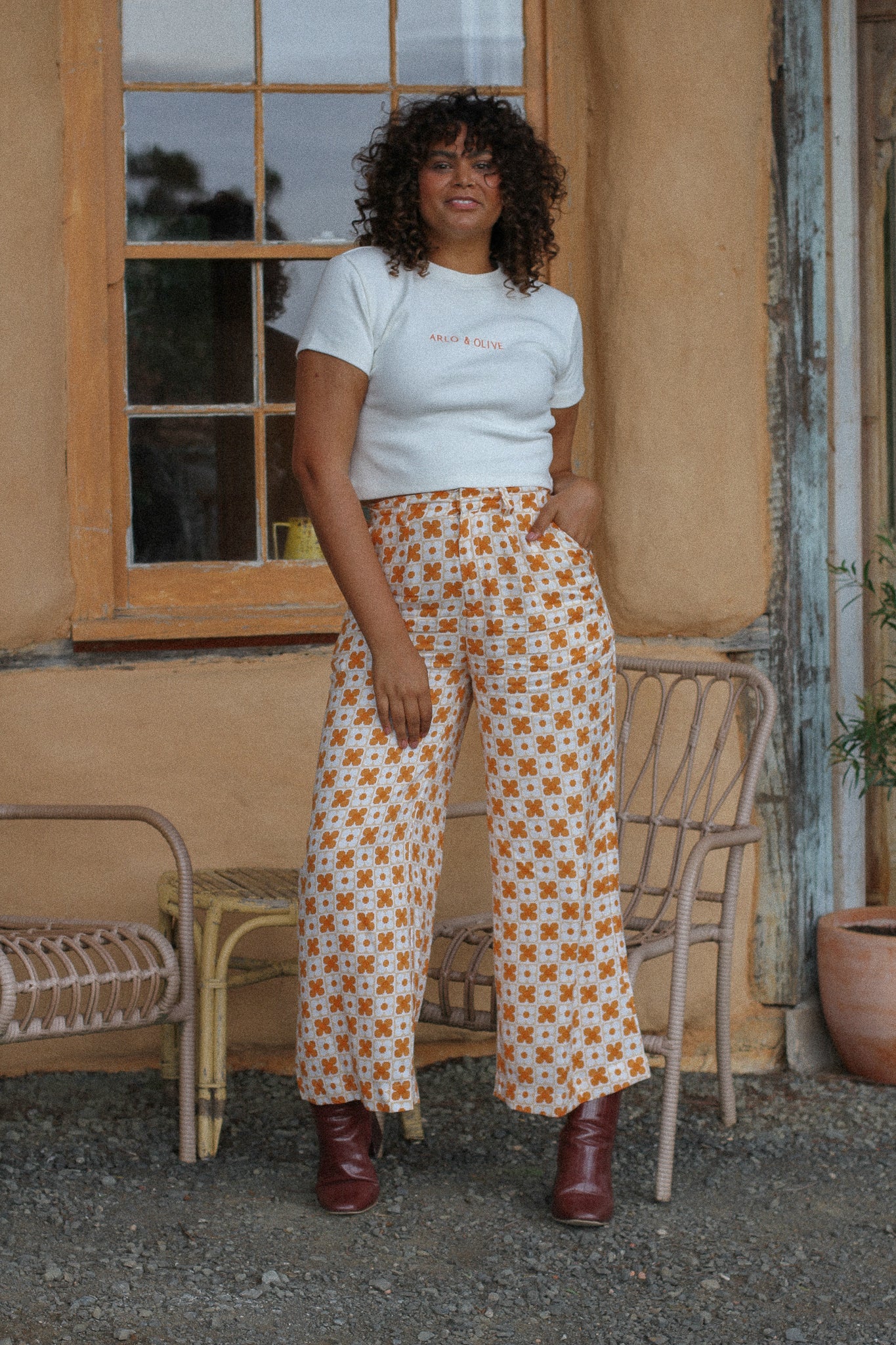 curve wide leg pants. 70's printed pants.
