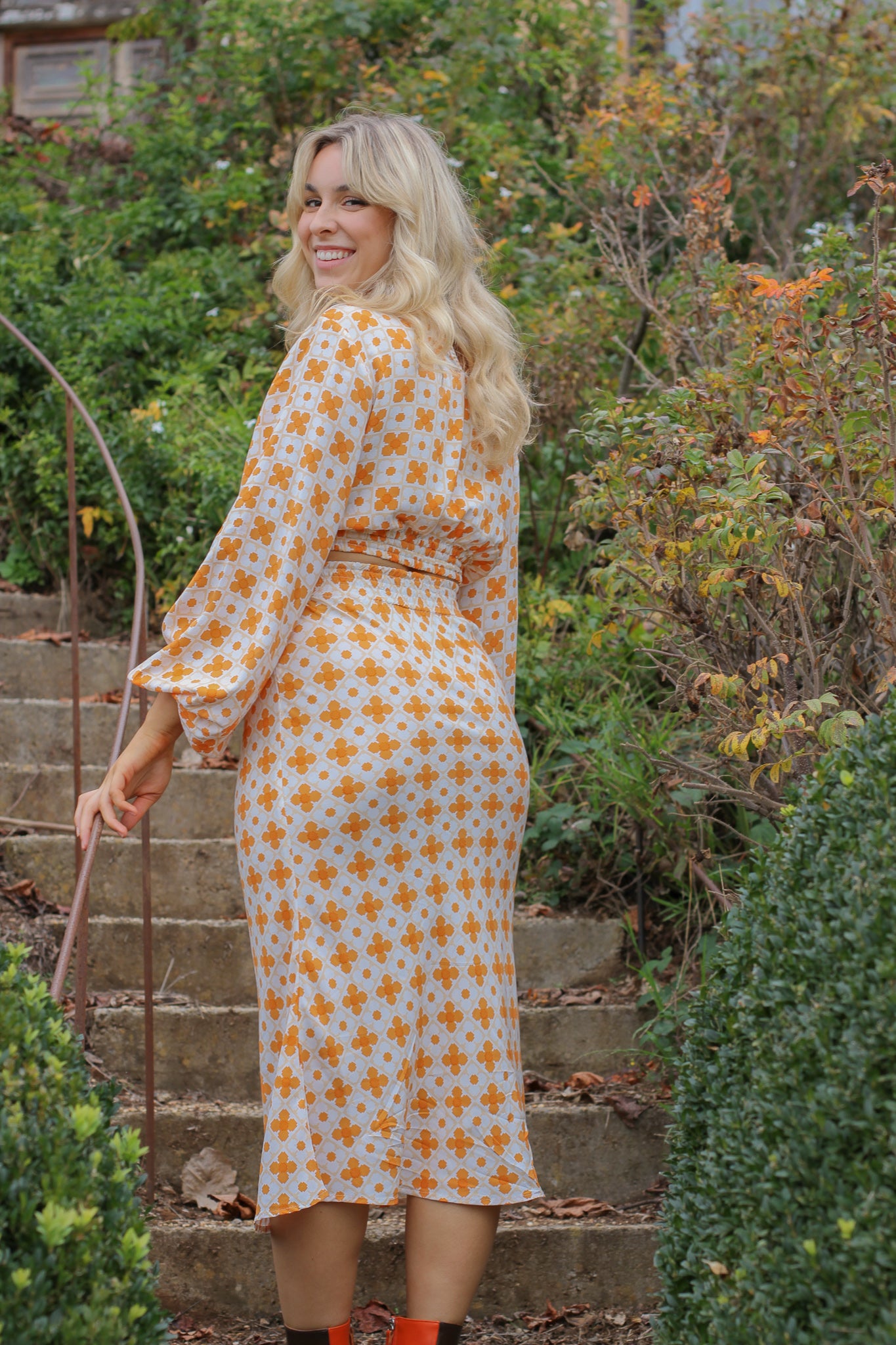 groovy cocktail outfit. 70&#39;s inspired clothing brands australia. slip skirt.