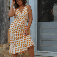 ethically produced curve dress australia. sustainable 70's dress. curve model.